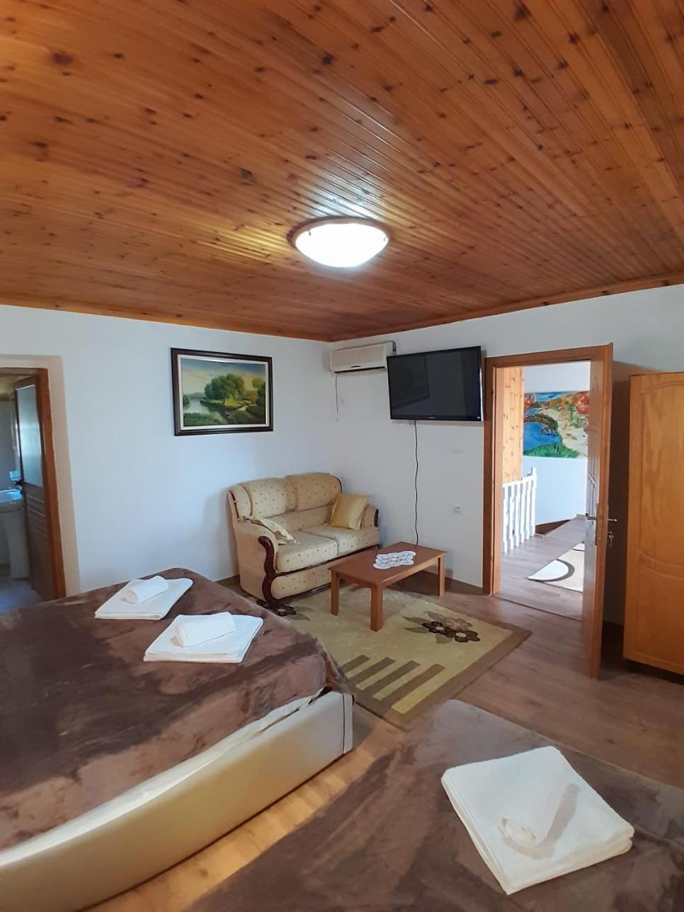Guest House Ejona Gjirokastër Eksteriør billede